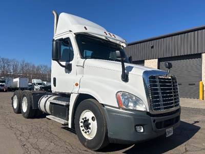 Freightliner Cascadia 125 Day Cab Truck - 450HP, 12 Speed Automatic