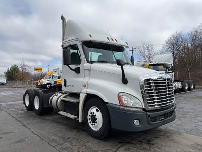 Freightliner Cascadia 125 Day Cab Truck - 450HP, 12 Speed Automatic