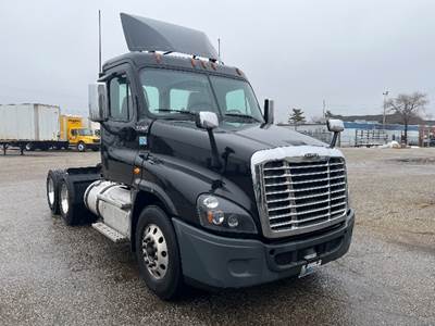 Freightliner Cascadia 125 Day Cab Truck - 455HP, 10 Speed Manual