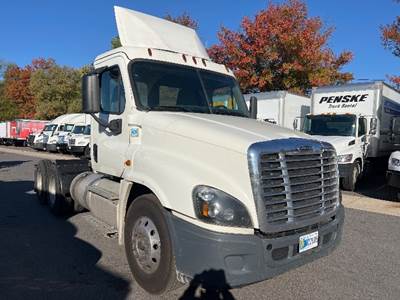 Freightliner Cascadia 125 Day Cab Truck - 435HP, 12 Speed Automatic