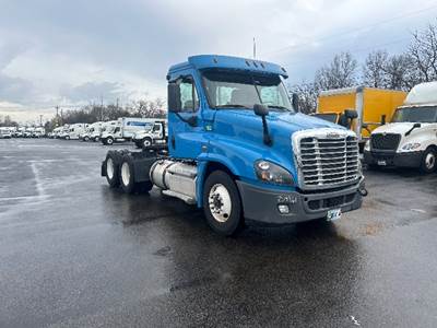 Freightliner Cascadia 125 Day Cab Truck - 475HP, 12 Speed Automatic