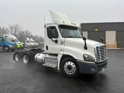 Freightliner Cascadia 125 Day Cab Truck - 450HP, 12 Speed Automatic