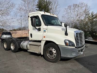 Freightliner Cascadia 125 Day Cab Truck - 435HP, 10 Speed Automatic