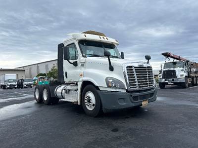 Freightliner Cascadia 125 Day Cab Truck - 435HP, 12 Speed Automatic