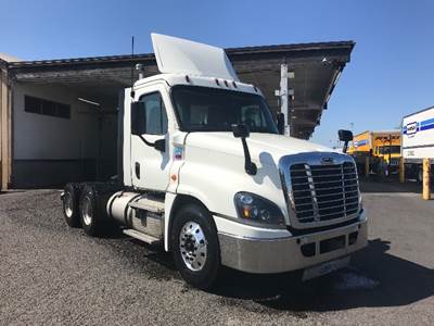 Freightliner Cascadia 125 Day Cab Truck - 450HP, 12 Speed Automatic