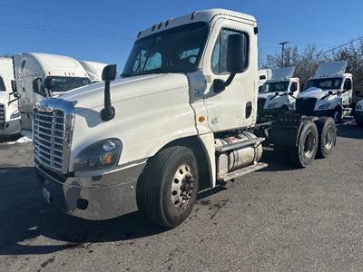 Freightliner Cascadia 125 Day Cab Truck - 435HP, 10 Speed Automatic
