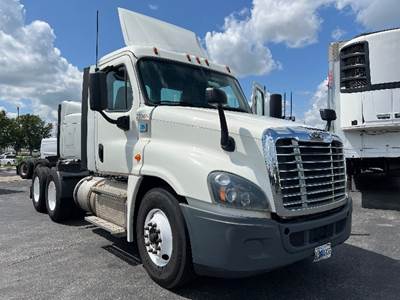 Freightliner Cascadia 125 Day Cab Truck - 435HP, 12 Speed Automatic
