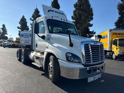Freightliner Cascadia 125 Day Cab Truck - 450HP, 12 Speed Automatic