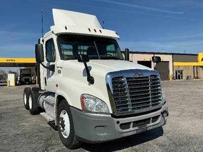 Freightliner Cascadia 125 Day Cab Truck - 455HP, 12 Speed Automatic