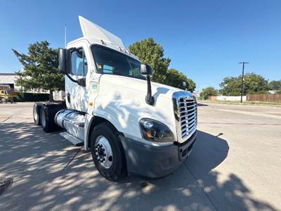 Freightliner Cascadia 125 Day Cab Truck - 435HP, 10 Speed Manual