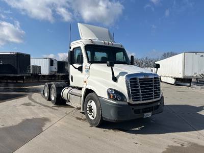 Freightliner Cascadia 125 Day Cab Truck - 450HP, 12 Speed Automatic