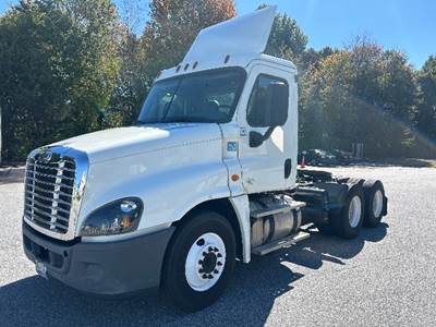 Freightliner Cascadia 125 Day Cab Truck - 435HP, 12 Speed Automatic