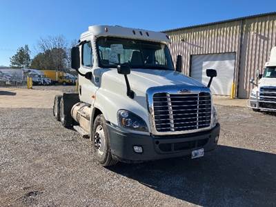 Freightliner Cascadia 125 Day Cab Truck - 435HP, 12 Speed Automatic