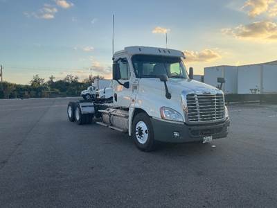 Freightliner Cascadia 125 Day Cab Truck - 450HP, 10 Speed Manual