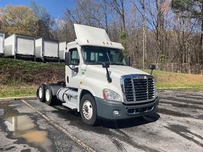 Freightliner Cascadia 125 Day Cab Truck - 455HP, 10 Speed Manual