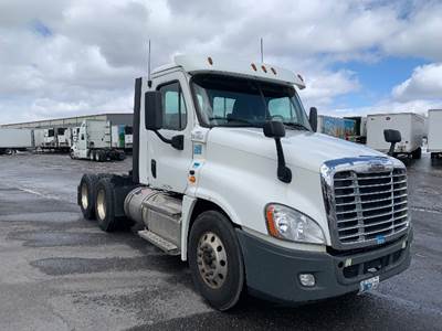 Freightliner Cascadia 125 Day Cab Truck - 435HP, 12 Speed Automatic