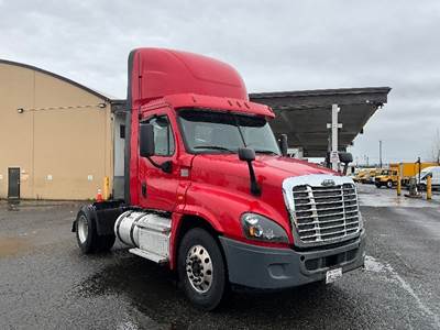 Freightliner Cascadia 125 Single Axle Day Cab Truck - 455HP, 12 Speed Automatic