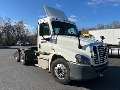Freightliner Cascadia 125 Day Cab Truck - 435HP, 12 Speed Automatic