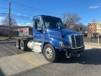 Freightliner Cascadia 125 Day Cab Truck - 435HP, 10 Speed Manual