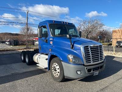 Freightliner Cascadia 125 Day Cab Truck - 435HP, 10 Speed Manual