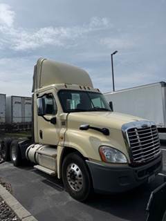 Freightliner Cascadia 125 Day Cab Truck - 435HP, 12 Speed Automatic