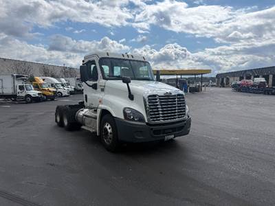Freightliner Cascadia 125 Day Cab Truck - 435HP, 10 Speed Automatic