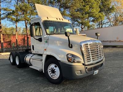 Freightliner Cascadia 125 Day Cab Truck - 435HP, 12 Speed Automatic