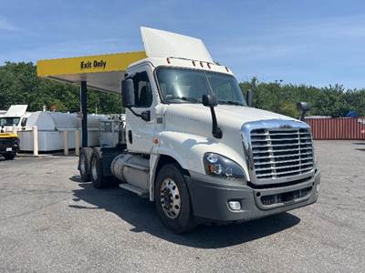 Freightliner Cascadia 125 Day Cab Truck - 470HP, 18 Speed Manual