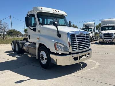 Freightliner Cascadia 125 Day Cab Truck - 450HP, 10 Speed Manual