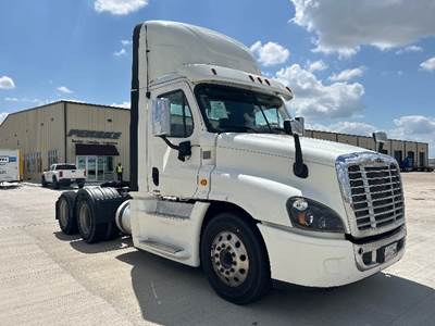 Freightliner Cascadia 125 Day Cab Truck - 455HP, 10 Speed Automatic