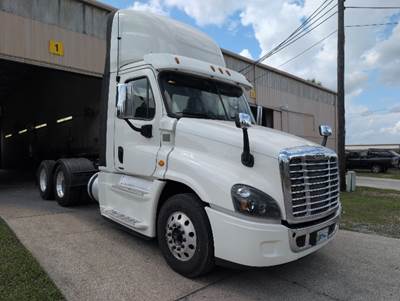 Freightliner Cascadia 125 Day Cab Truck - 455HP, 10 Speed Automatic