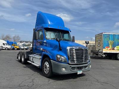 Freightliner Cascadia 125 Day Cab Truck - 435HP, 12 Speed Automatic
