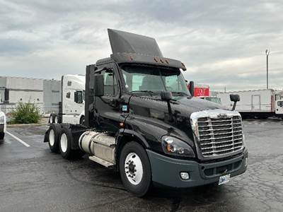 Freightliner Cascadia 125 Day Cab Truck - 450HP, 12 Speed Automatic