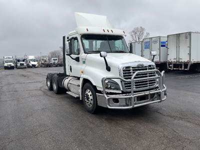 Freightliner Cascadia 125 Day Cab Truck - 435HP, 12 Speed Automatic