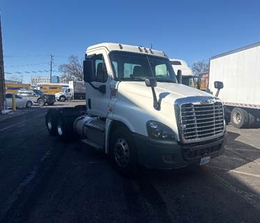 Freightliner Cascadia 125 Day Cab Truck - 435HP, 10 Speed Automatic