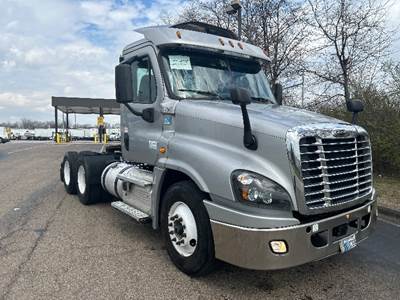 Freightliner Cascadia 125 Day Cab Truck - 455HP, 12 Speed Automatic