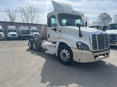 Freightliner Cascadia 125 Day Cab Truck - 475HP, 10 Speed Manual