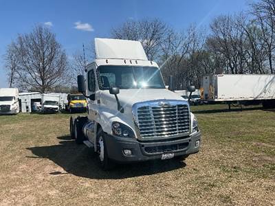 Freightliner Cascadia 125 Day Cab Truck - 435HP, 10 Speed Manual