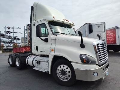 Freightliner Cascadia 125 Day Cab Truck - 435HP, 12 Speed Automatic