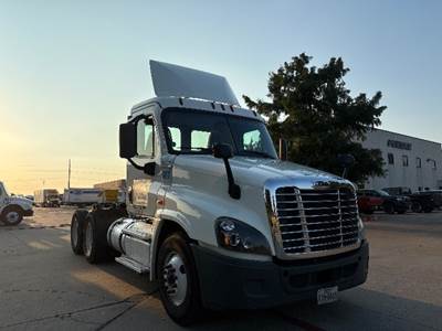 Freightliner Cascadia 125 Day Cab Truck - 435HP, 10 Speed Manual