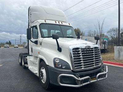 Freightliner Cascadia 125 Day Cab Truck - 455HP, 10 Speed Manual