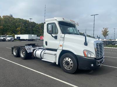 Freightliner Cascadia 125 Day Cab Truck - 455HP, 12 Speed Automatic