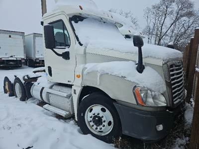Freightliner Cascadia 125 Day Cab Truck - 450HP, 10 Speed Manual