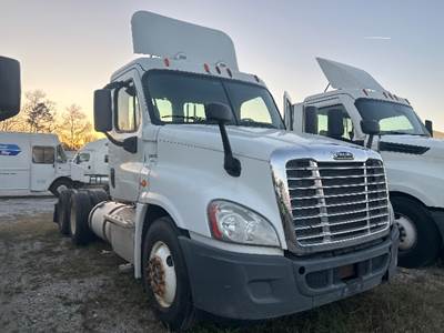 Freightliner Cascadia 125 Day Cab Truck - 450HP, 10 Speed Manual