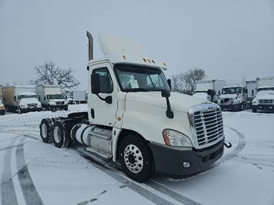 Freightliner Cascadia 125 Day Cab Truck - 435HP, 10 Speed Manual