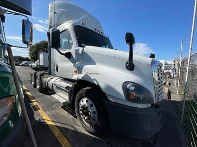 Freightliner Cascadia 125 Day Cab Truck - 450HP, 12 Speed Automatic