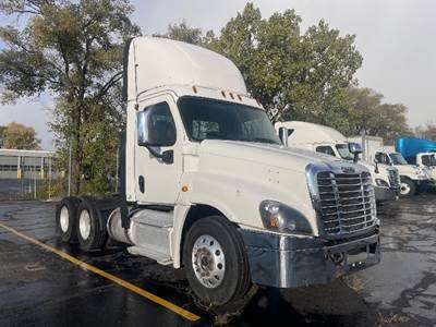 Freightliner Cascadia 125 Day Cab Truck - 450HP, 12 Speed Automatic