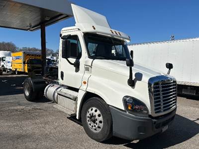 Freightliner Cascadia 125 Single Axle Day Cab Truck - 410HP, 10 Speed Manual