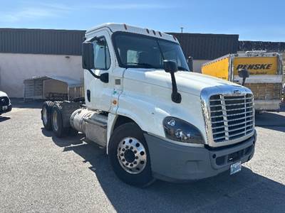 Freightliner Cascadia 125 Day Cab Truck - 435HP, 10 Speed Automatic