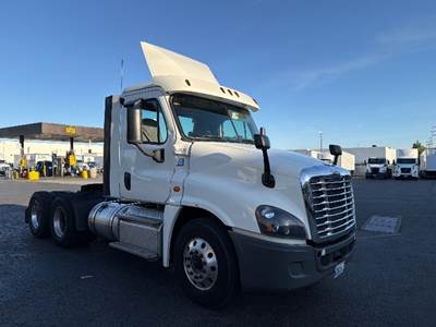 Freightliner Cascadia 125 Day Cab Truck - 435HP, 12 Speed Automatic